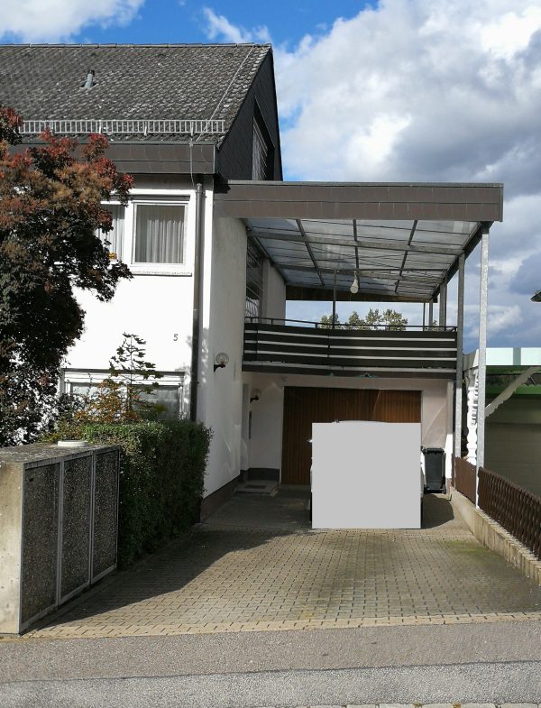 Ansicht Hauseingang und Garage