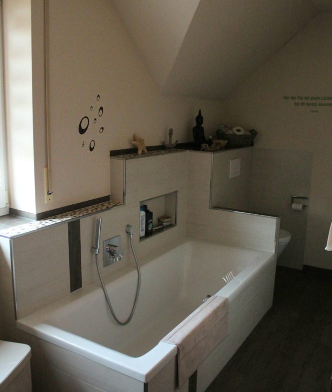 Helles Badezimmer mit Wanne...