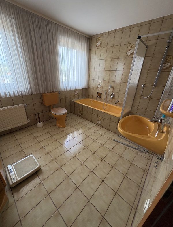 Bad OG (Wanne und Dusche)