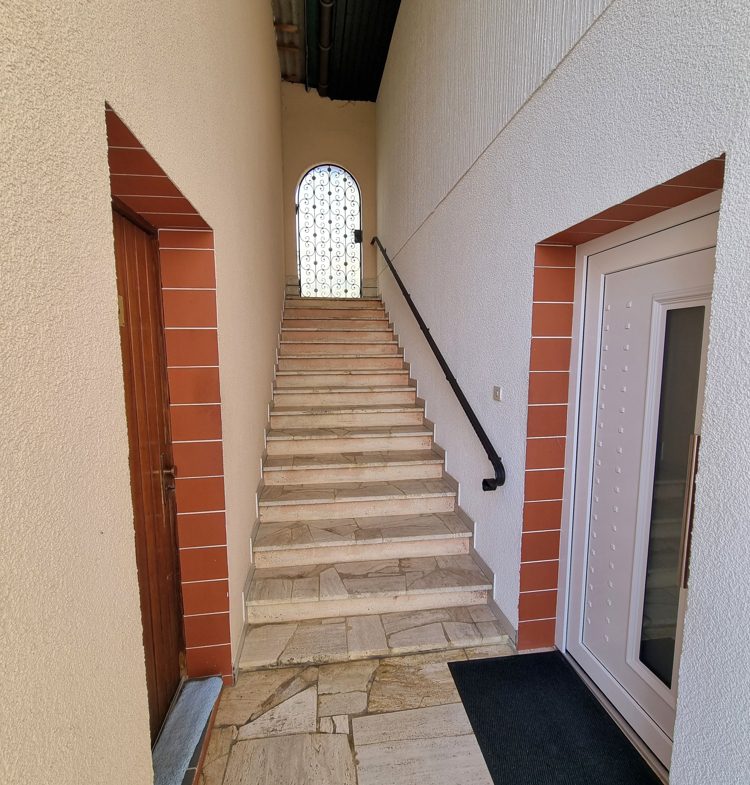 Zugang Geräteraum und Einliegerwohnung