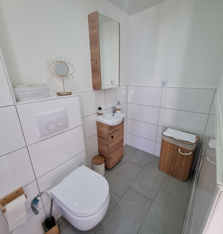 ...mit anschließenden Badezimmer...