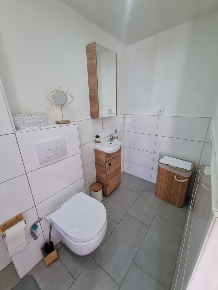 ...mit anschließenden Badezimmer...