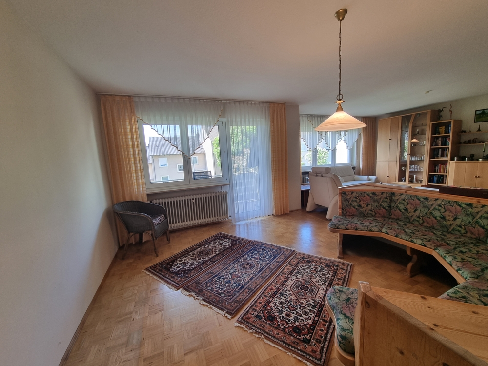 ...mit Essbereich und Balkon
